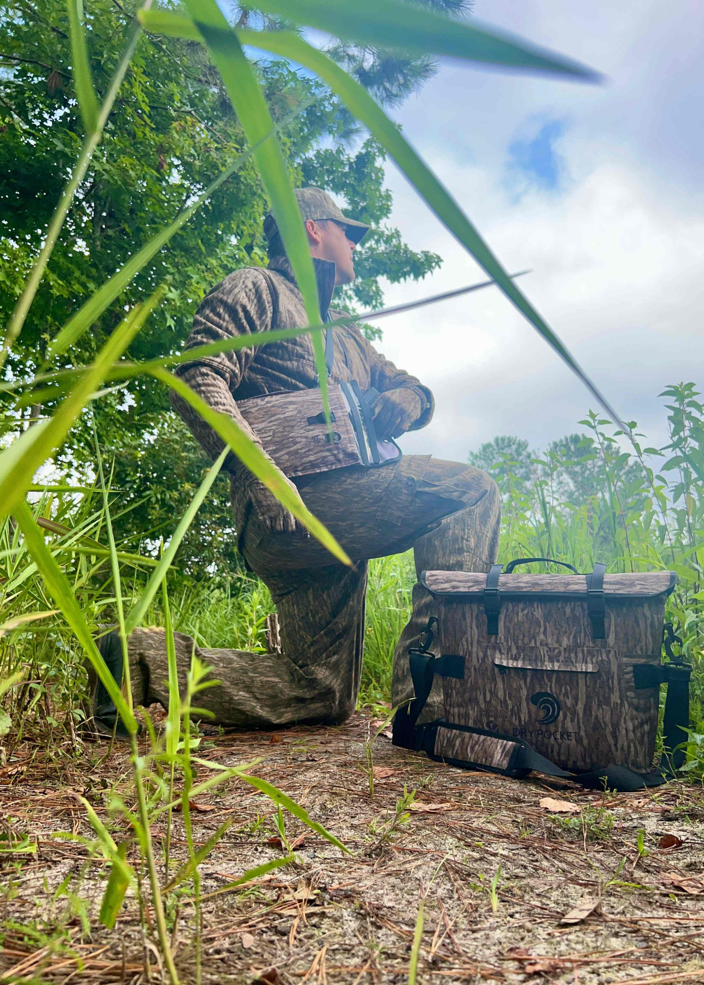 Mossy Oak - Auto-Sealing, Waterproof, Floating, Scent Proof Universal Pistol / Utility Dry Bag